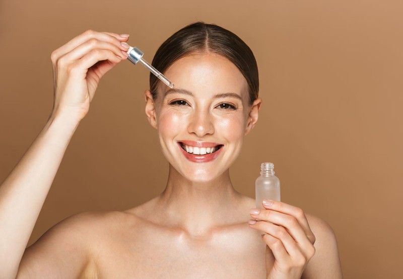 Por todo esto, desde la farmacia Cirici, ¡te proponemos una rutina combinada de piel y cabello para plantarle cara al cambio de hora!