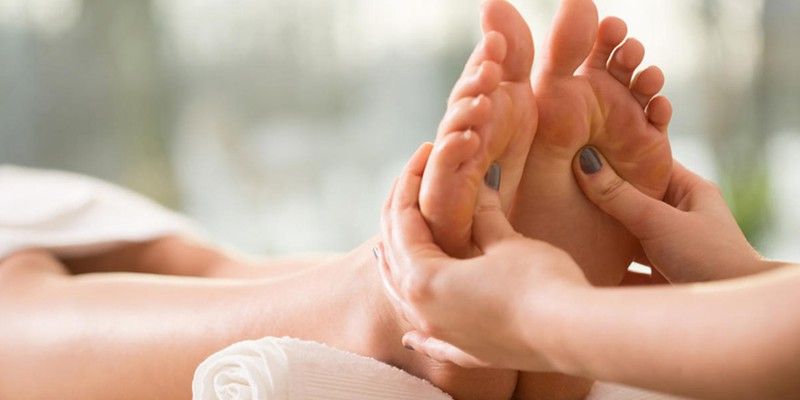 En veranos nos gusta disfrutar del sol, de la playa, ir descalzos, en definitiva sentirnos un poco más libres. En consecuencia, los pies sufren tanto por sequedad, por cansancio e incluso alguna infección por hongos.