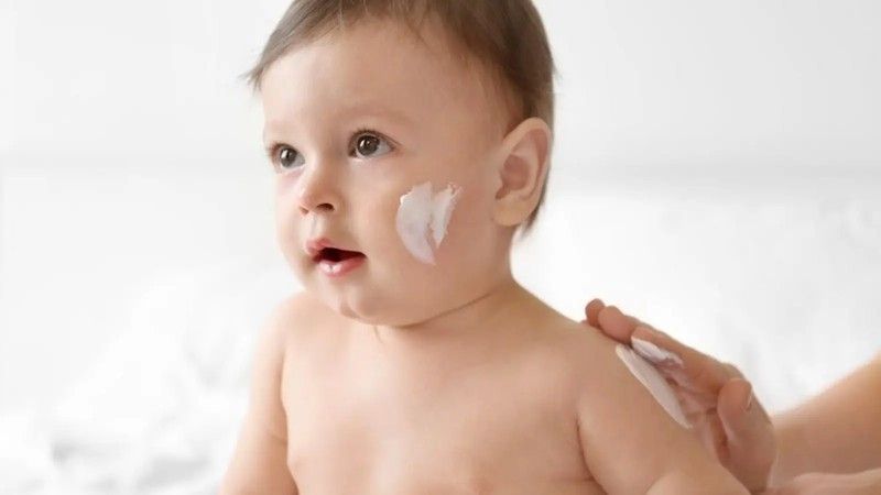 La DA no está causada por ningún agente contagioso así que no hay peligro que se contagie a otros miembros de la familia.
