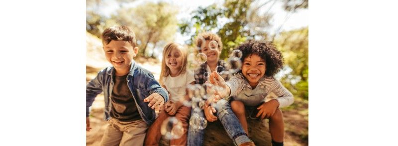 ¡Hola, papás y mamás! Si en el material escolar tenéis que incluir productos para matar piojos y liendres, esto os intersa