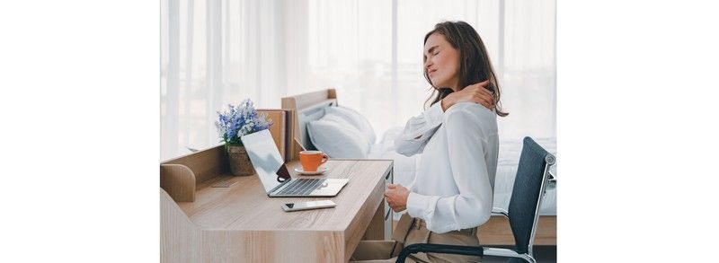 Una mala postura no solo afecta nuestra comodidad diaria, sino que también puede generar problemas crónicos como dolores de espalda, cuello, muñecas y piernas.