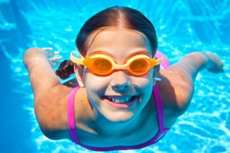 3. Para proteger nuestros ojos del cloro y de la sal es conveniente no mantener los ojos abiertos demasiado tiempo o muy frecuentemente, puesto que tanto el cloro como la sal perjudican nuestro lagrimal.