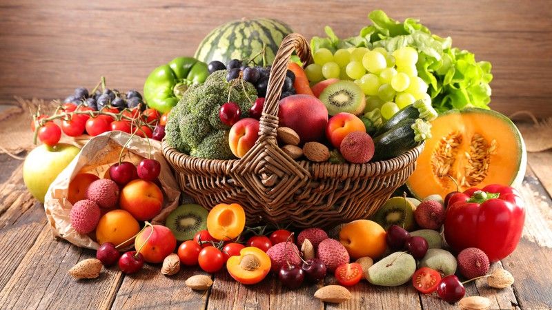 Recuerda revisar tu alimentación para ayudar a tu salud ocular. Te contamos los alimentos a los que debes prestar especial atención este verano.