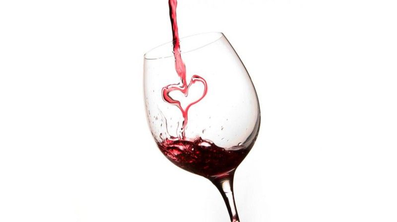 Tomar 1 copa de vino tinto al día es buena para el corazón