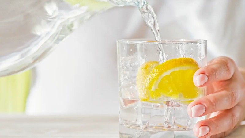Beber agua con limón en ayunas