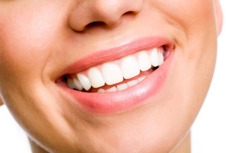 Una boca sana, se identifica con una falta de caries, dientes de tonalidad blanquecina, sin manchas amarillas, grises, marrones, encías rosadas no inflamadas no sangrantes.
